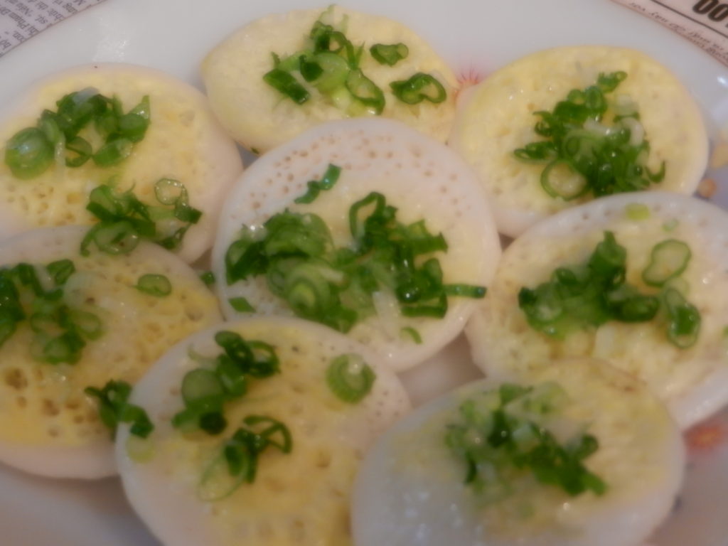 Bỏ mỡ hành lên mặt bánh.