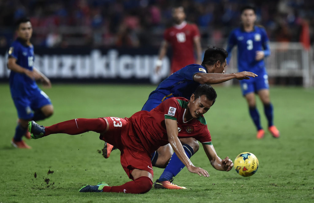 Pha tranh chấp bóng giữa hai cầu thủ Thái Lan và Indonesia trong trận đấu chung kết lượt về AFF Suzuki Cup 2016 diễn ra trên sân Rajamangala Stadium, Bangkok, Thái Lan ngày 17 Tháng Mười Hai, 2016. Thái Lan hơn Indonesia với tổng tỉ số 3-2 qua hai trận chung kết lượt đi và về. (Hình: Getty Images)