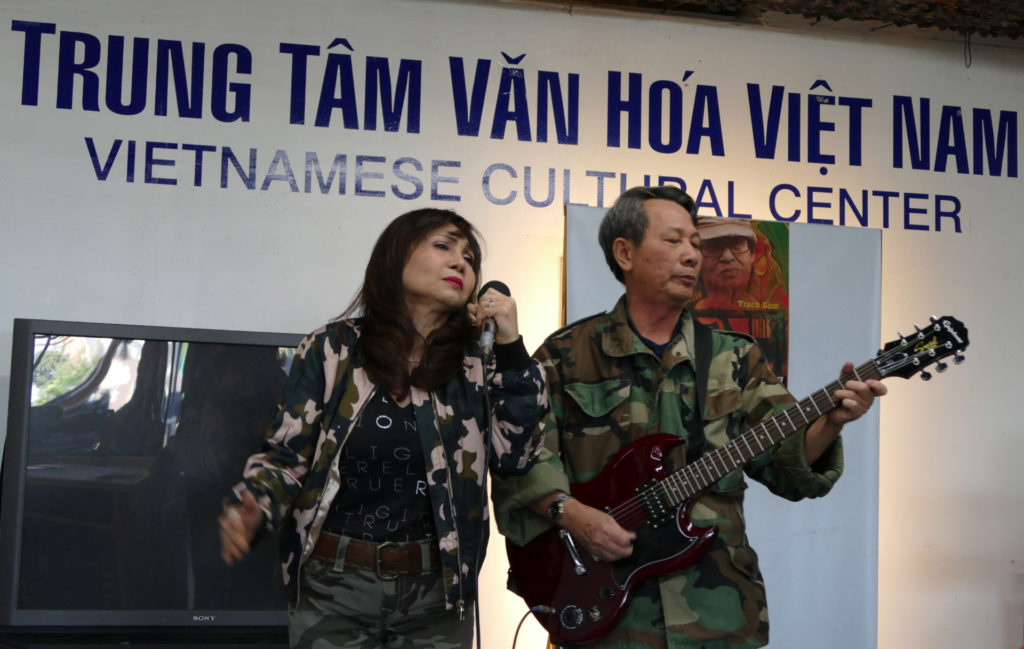 Ca sĩ Ái Khuê trong nhạc phẩm “Biết Bao Là Nỗi Nhớ.” (Hình: Văn Lan/Người Việt)
