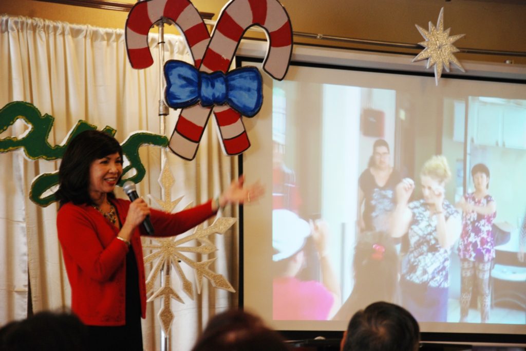 Bà Angie Fisher Nguyễn nói về sinh hoạt của học viên trong Trung Tâm Westview, Westminster. (Hình: Nguyên Huy/Người Việt)