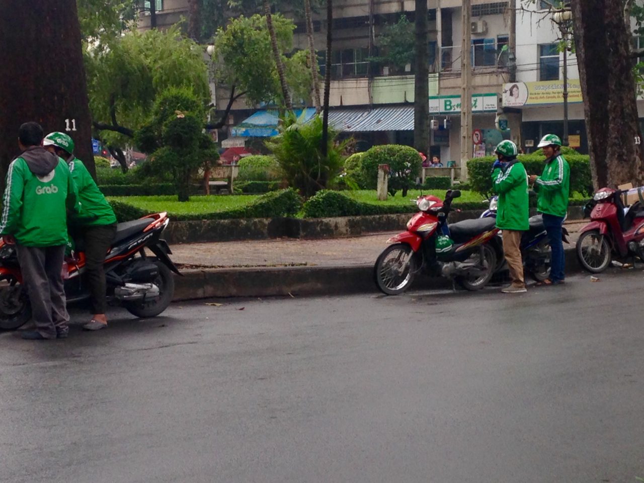 Một tụ điểm đón khách của đội xe GrapBike xe ôm ở quận 5 Sài Gòn. (Hình: Trần Tiến Dũng/Người Việt)