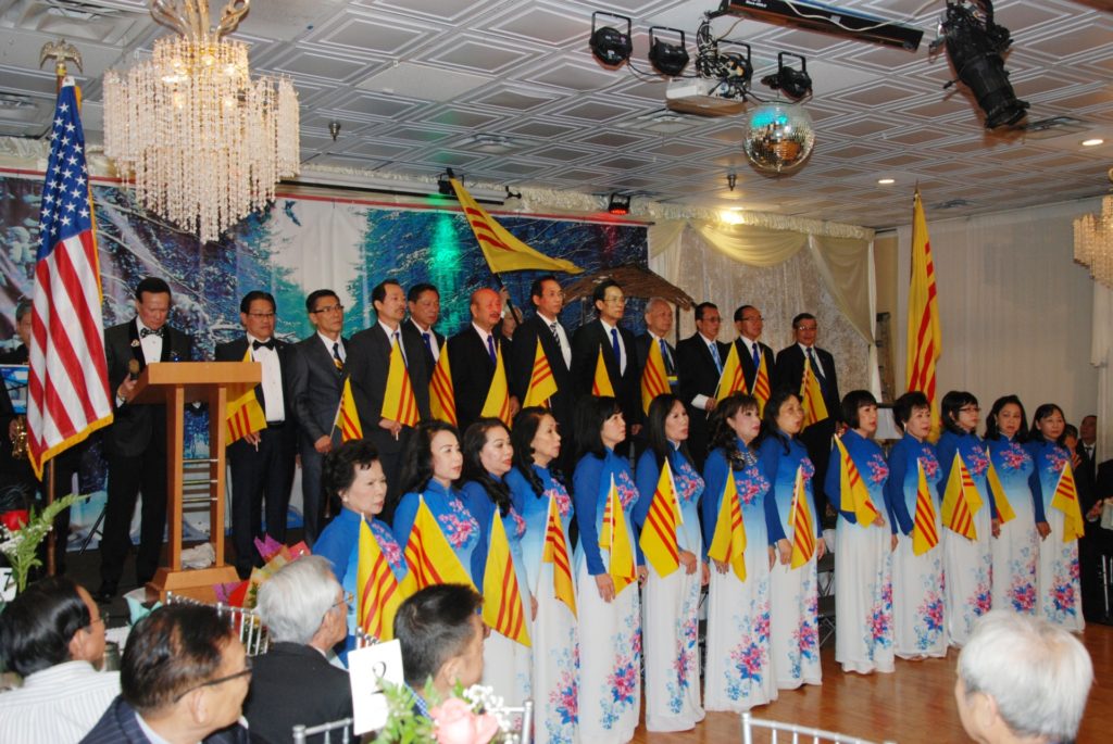 Ban Tù Ca Xuân Điềm và liên khúc “Cả Nước Đấu Tranh,” khai mạc chương trình. (Hình: Nguyên Huy/Người Việt)