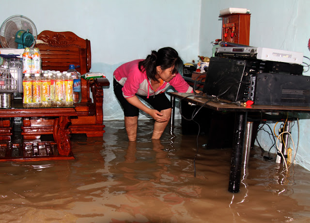 Đất, đá và nước từ mương thoát lũ Đường Đệ chảy vào nhà dân. (Hình: Báo Người Lao Động)