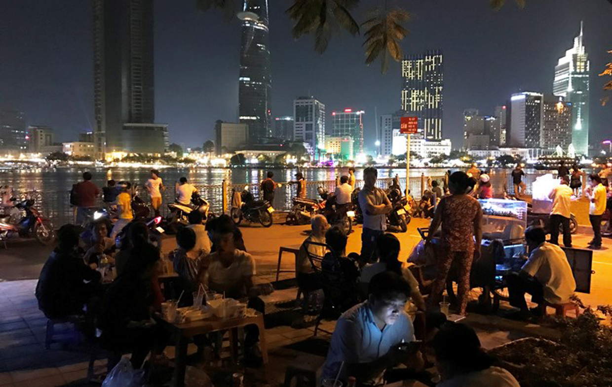 gioi-tre-do-ve-noc-ham-thu-thiem-don-nam-moi-2017-hinh-2