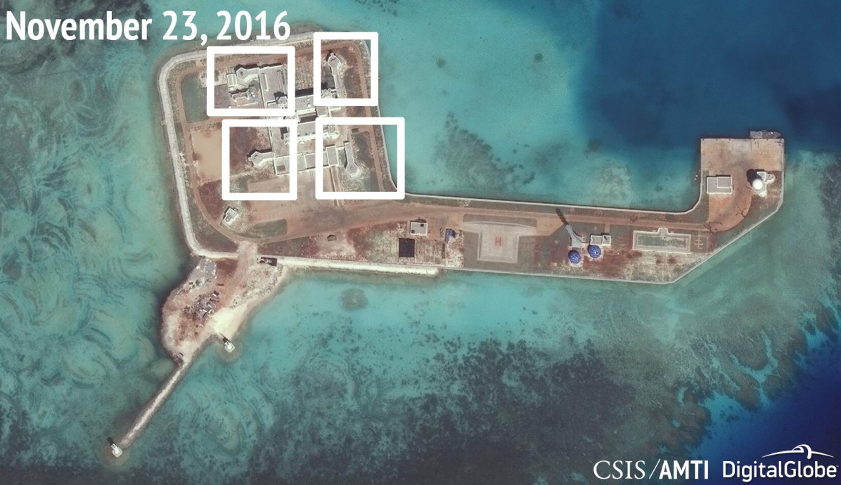 Hình chụp ngày 23 tháng 11, 2016 các pháo đài trên Hughes Reef - Ðá Tư Nghĩa (Trung Quốc gọi là Dongmen Jiao - Ðông Môn Tiêu). (Hình: CSIS)