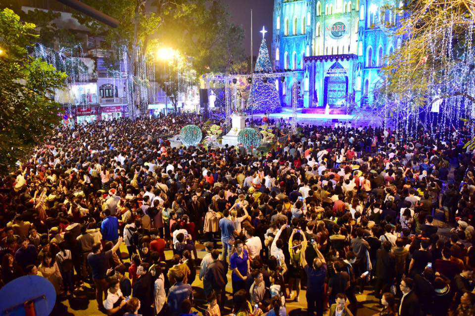Lúc 21 giờ tối 24 tháng 12, 2016, quảng trường trước Nhà Thờ Lớn Hà Nội đông nghẹt dù 3 giờ nữa mới có thánh lễ mừng Chúa ra đời. (Hình: VNExpress)