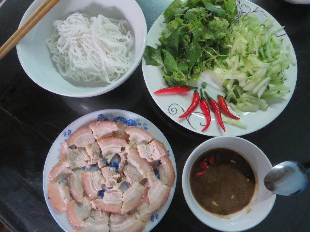 Trưng bày món bún mắm thịt heo luộc. (Hình: Liêu Thái/Người Việt)
