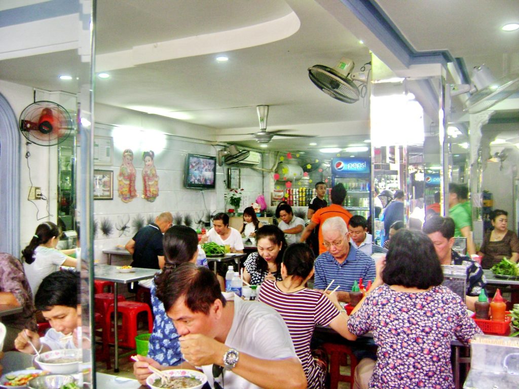 Thực khách trong quán phở Lệ - Quận 5. (Hình: Văn Lang/Người Việt)