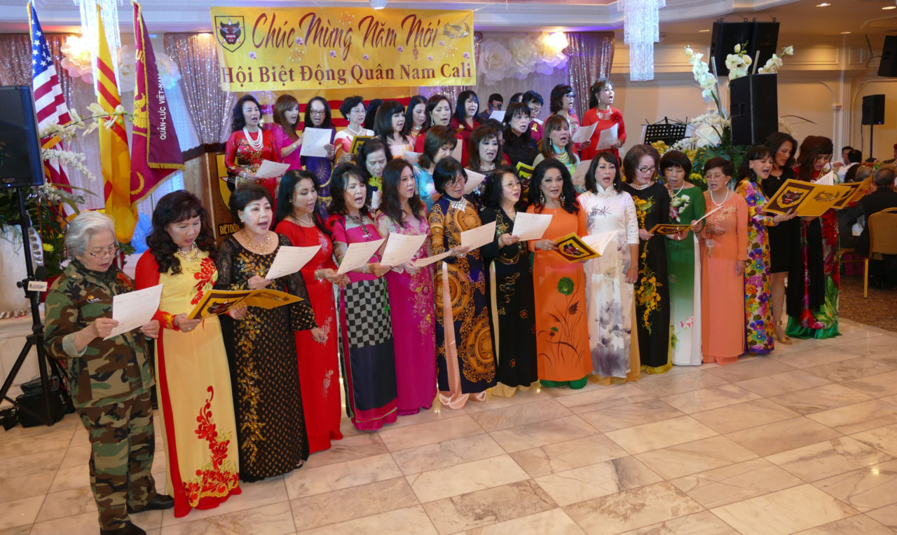Phu nhân các binh chủng trong ca khúc “Ðón Xuân.” (Hình: Văn Lan/Người Việt)