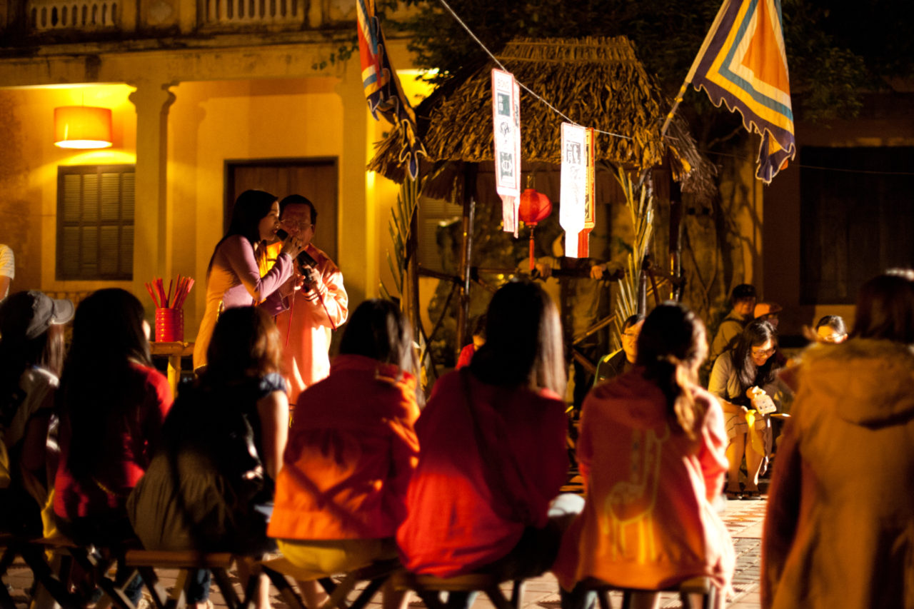Khán giả và diễn viên hô bài chòi.