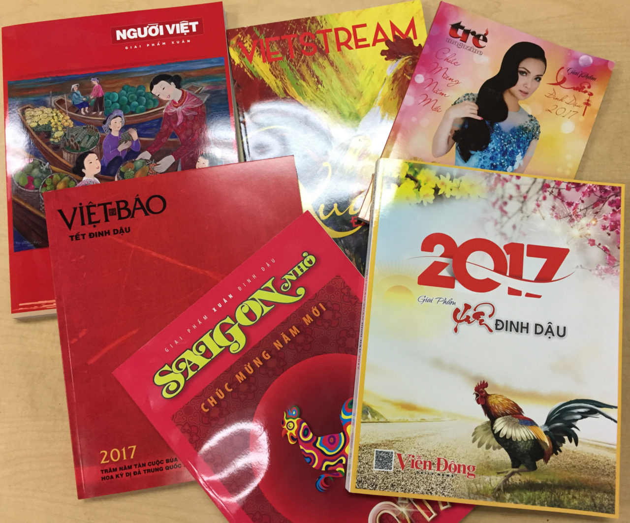Ða dạng sắc màu báo Xuân Đinh Dậu tại Little Saigon. (Hình: Quốc Dũng/Người Việt)