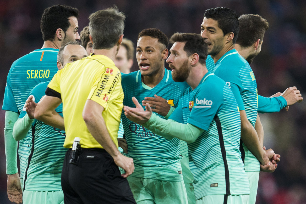 Neymar và Lionel Messi cùng đồng độicủa đội Barcelona tranh cãi với trọng tài Fernandez Borbalan trong trận đấu lượt đi vòng 16 giải Copa del Rey với đội Athletic Bilbao giữa Barcelona và Athletic Bilbao diễn ra tại San Mames Stadium, Bilbao, Tây Ban Nha ngày 5 tháng 1, 2017. (Hình: Getty Images)