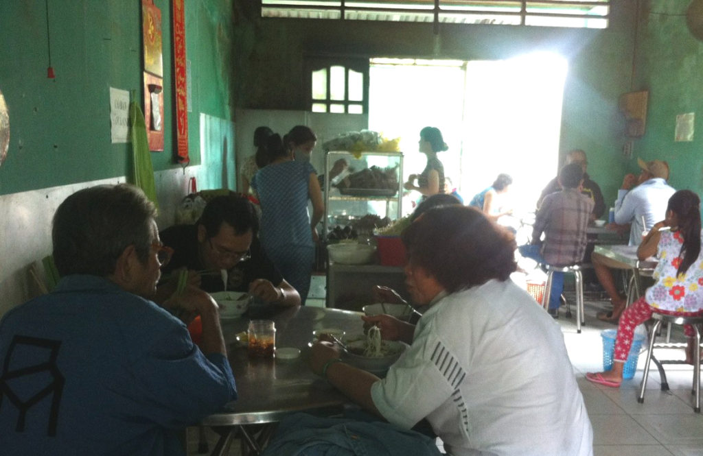 Phía trong quán Ao Thiếc.