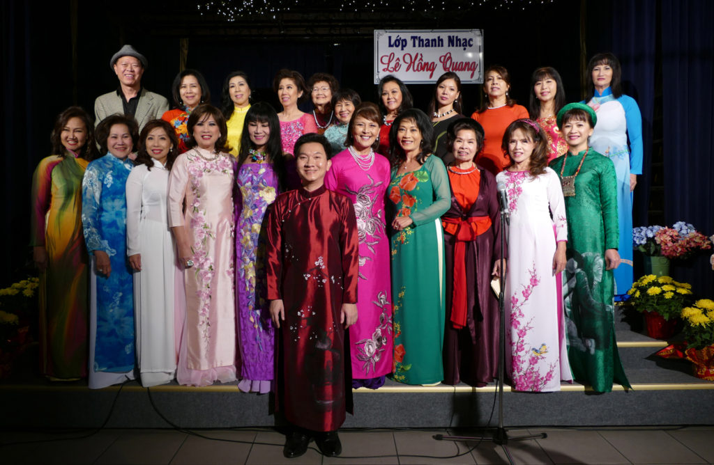 Thầy trò trong đêm biểu diễn “Hát Cùng Mùa Xuân 2017,” nhạc sĩ Lê Hồng Quang đứng hàng đầu. (Hình: Văn Lan/Người Việt)