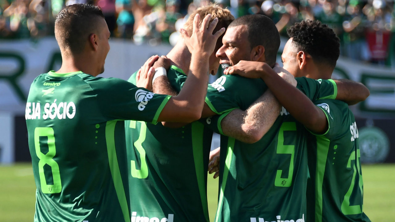 Các cầu thủ đội Chapecoense vui mừng khi ghi bàn thắng trong trận đấu giao hữu đầu tiên với đội vô địch Brazil, Palmeiras. (Hình: Yahoo.com/sports)