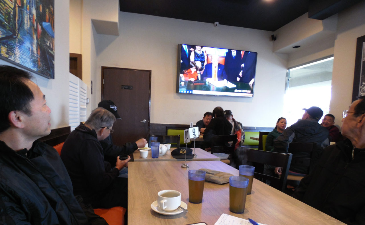 Từ trái, ông Thành Nguyễn và ông Hiệp Sương tại tiệm Planet Coffee ở Garden Grove. (Hình: Linh Nguyễn/Người Việt)