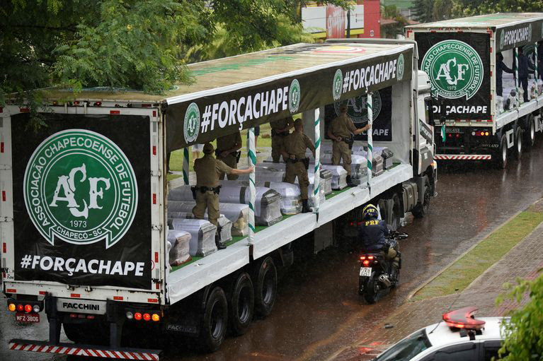 Xe chở các quan tài của các cầu thủ đội Chapecoense bị thiệt mạng trong tai nạn máy bay bị rớt tại Colombia. (Hình: Yahoo.com/sports)