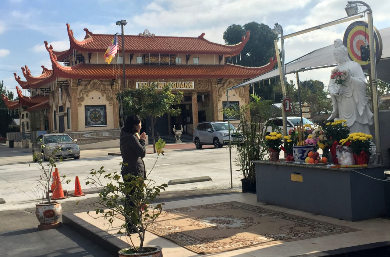 Phật tử lễ Phật tại chùa Huệ Quang, Santa Ana. (Hình: Quốc Dũng/Người Việt)