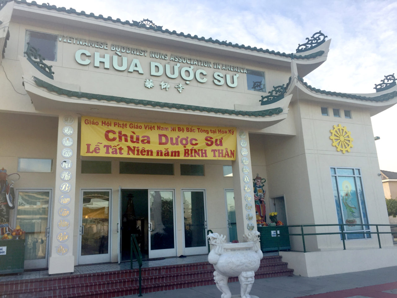 Chùa Dược Sư, Garden Grove, chuẩn bị mừng Tất Niên năm Bính Thân và đón năm mới Đinh Dậu. (Hình: Quốc Dũng/Người Việt)