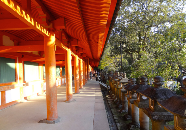 Ðền Thần Ðạo Kasuga-Daisha tại Nara với các hàng “đèn đá” rêu phong. (Hình: ATNT Tours & Travel)