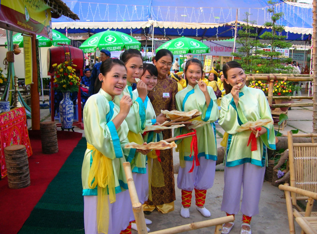 Ðội lân trong lễ hội dừa Bến Tre. (Hình: Facebook bánh phồng, kẹo dừa, kẹo chuối Thiên Long)