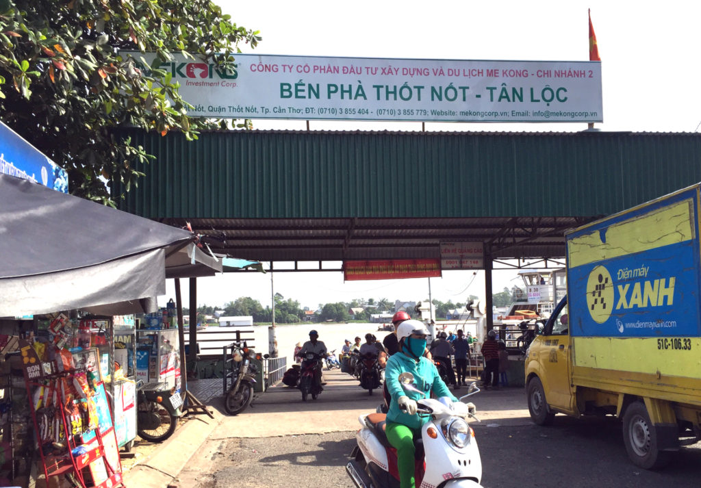 Muốn sang “đảo Ðài Loan” chỉ có duy nhất một con đường là đi phà.