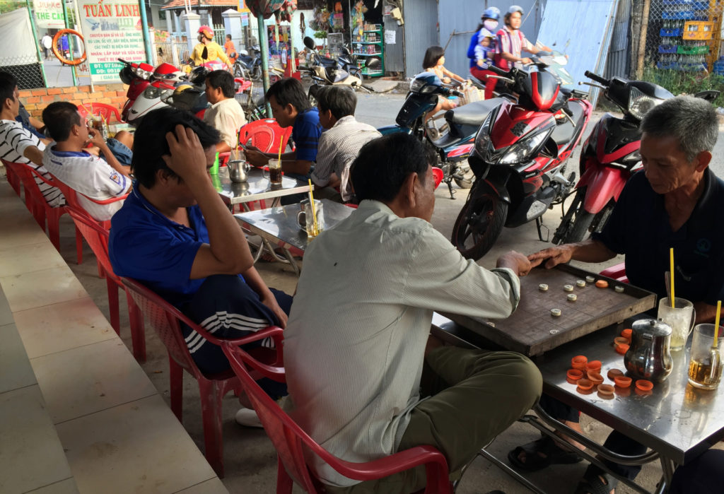 Trai làng ở Tân Lộc hầu hết đều ế vợ, tập trung uống cafe chơi cờ tướng.