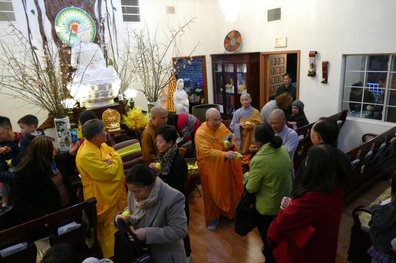 Hòa Thượng Thích Chơn Thành, phó thượng thủ Giáo Hội Phật Giáo Việt Nam Trên Thế Giới, viện chủ chùa Liên Hoa, Garden Grove, phát lộc cho Phật Tử sau phút giao thừa.