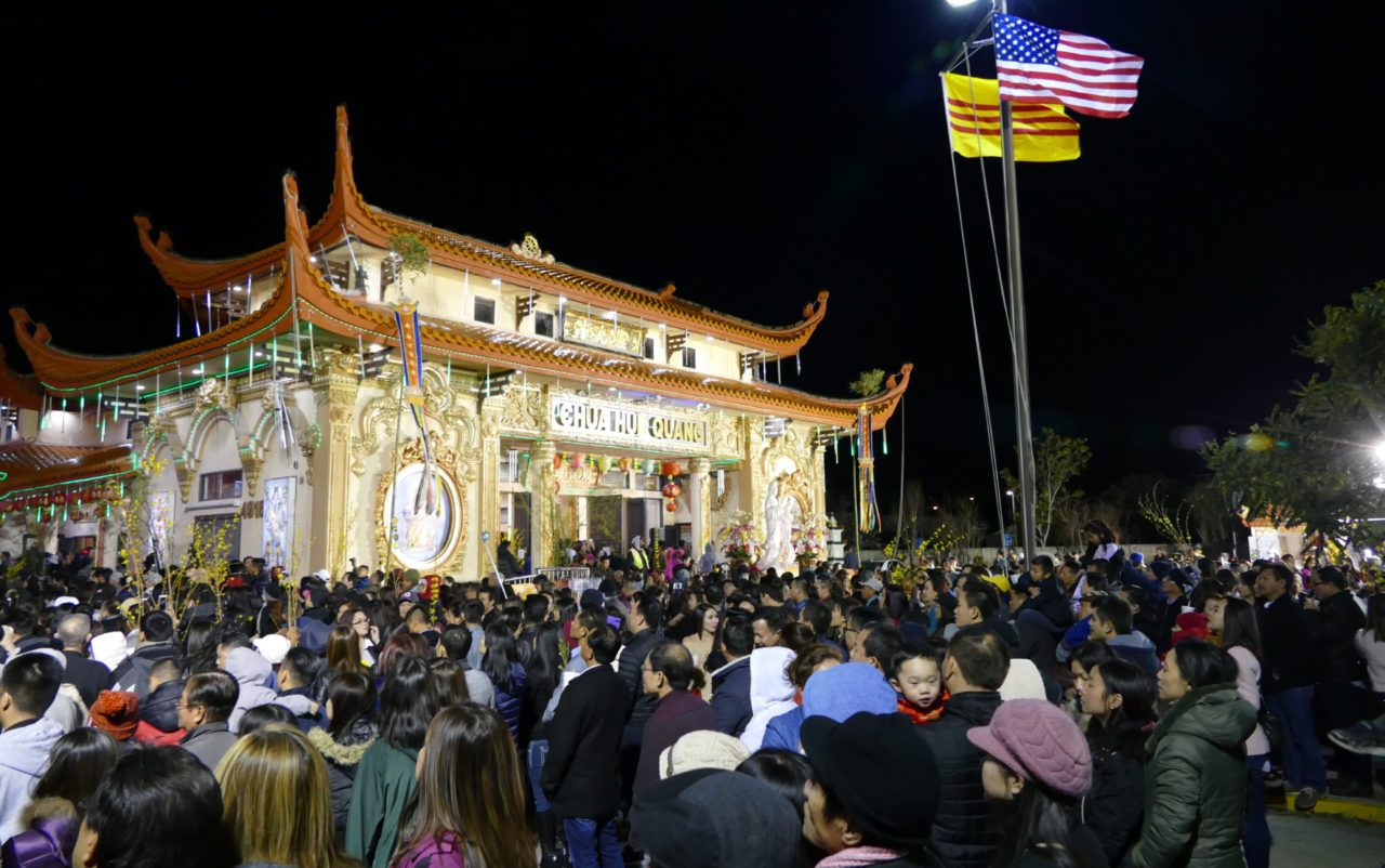 Hàng ngàn đồng hương Việt Nam đến chật cứng chùa Huệ Quang, Santa Ana, đón năm Đinh Dậu.