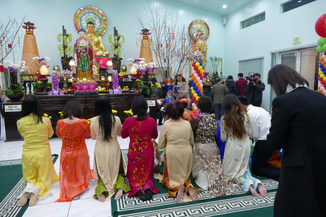 Phật Tử chùa Dược Sư, Garden Grove, cầu cho gia tiên một năm mới vạn sự như ý.