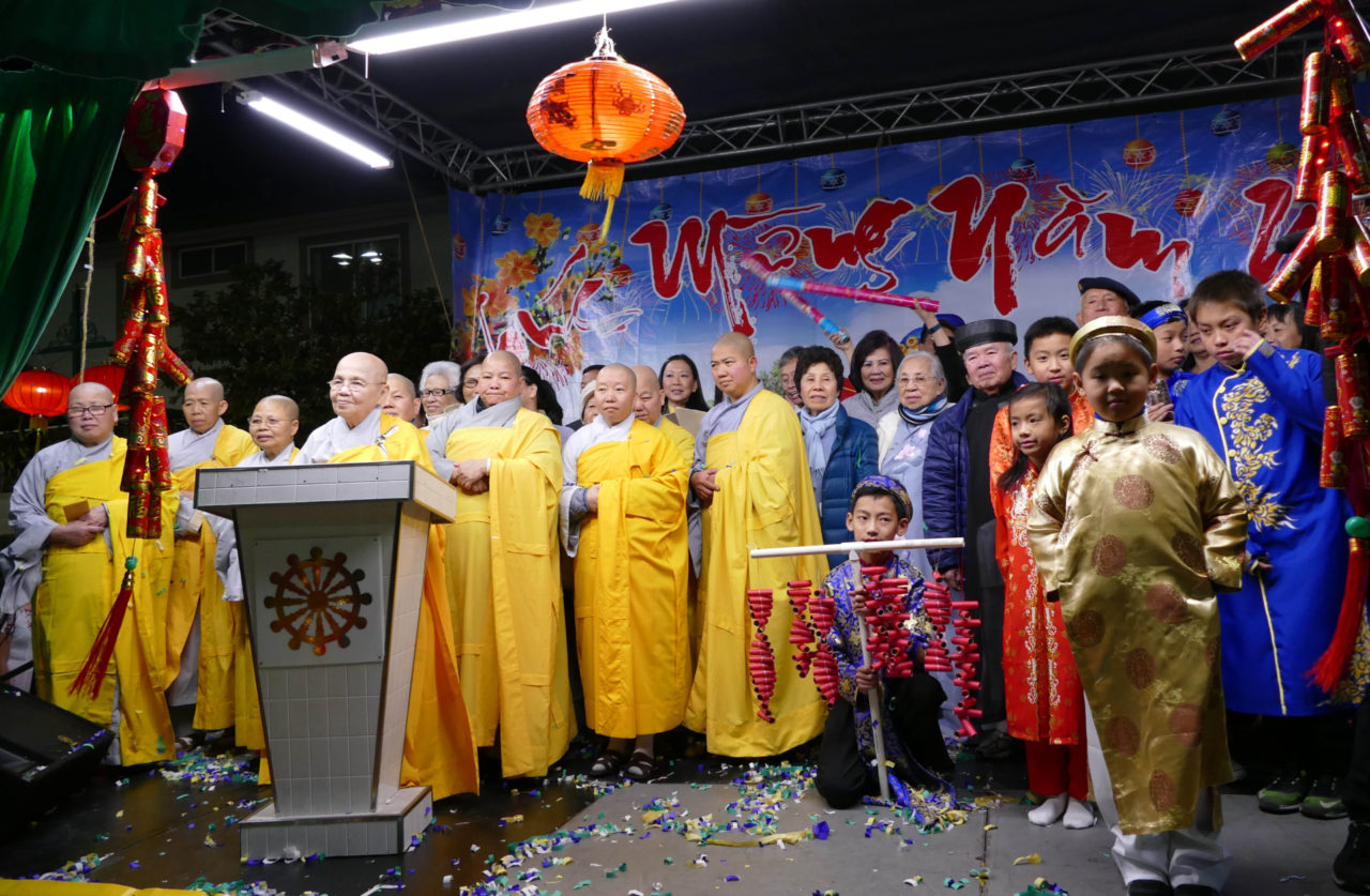 Ni Sư Trưởng Thích Nữ Như Hòa, viện chủ chùa Dược Sư, chúc Tết Phật Tử.