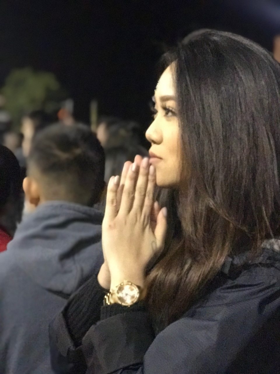 Một Phật Tử dâng lời cầu nguyện đầu năm tại chùa Điều Ngự, Westminster.