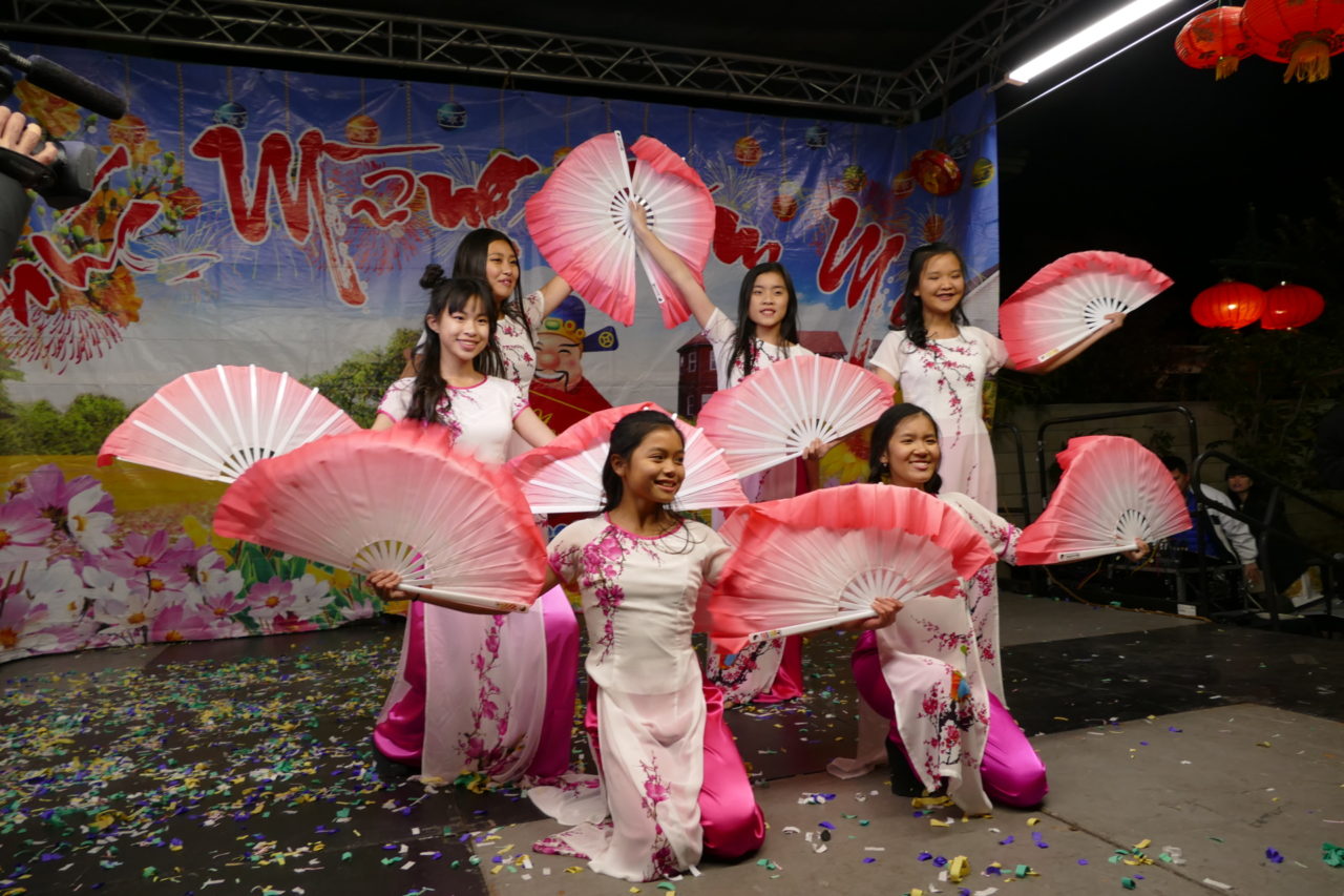 Văn nghệ cúng dường đầu năm tại chùa Dược Sư, Garden Grove.