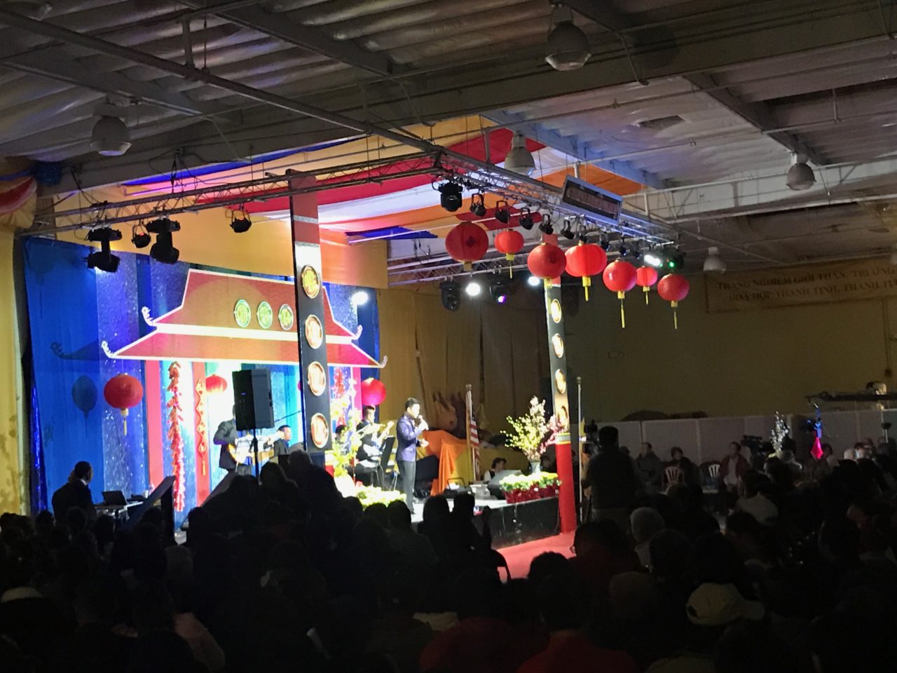 Tại chùa Điều Ngự, Phật Tử được thưởng thức một chương trình văn nghệ mừng Xuân.