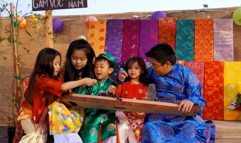 Các cháu của bà Tám diện áo dài dự Hội Chợ Tết Sinh Viên 2016.
