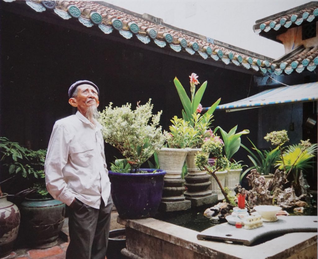 Ông Tám - Lý Lược Tam trong khoảng sân giữa ngôi nhà gỗ của cụ Vương Hồng Sển ở đường Nguyễn Thiện Thuật, Bình Thạnh - một địa chỉ văn hóa của Sài Gòn (Hình: Phạm Công Luận)