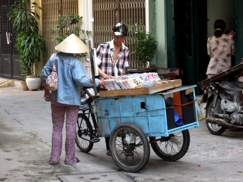 Đĩa nhạc lậu bán rong. (Hình: Duy Thức/Người Việt)