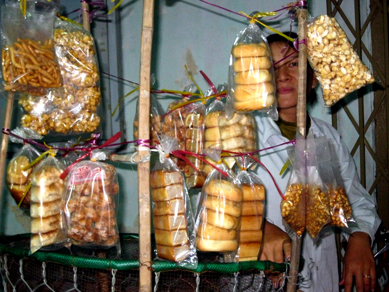 Các thứ bánh cốm miền Trung. (Hình: Duy Thức/Người Việt)