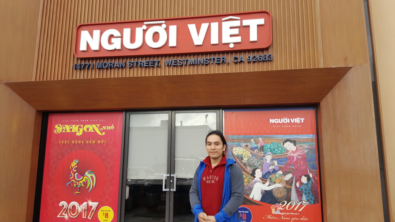 Hoàng Lê Giang tại Nhật báo Người Việt trong lần đầu tiên đặt chân đến Mỹ. (Hình: Ngọc Lan/Người Việt)