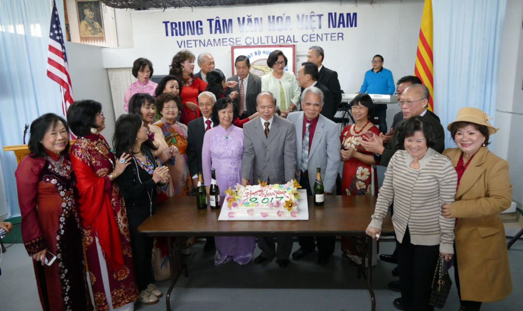 Cắt bánh mừng năm mới. (Hình: Văn Lan/Người Việt)