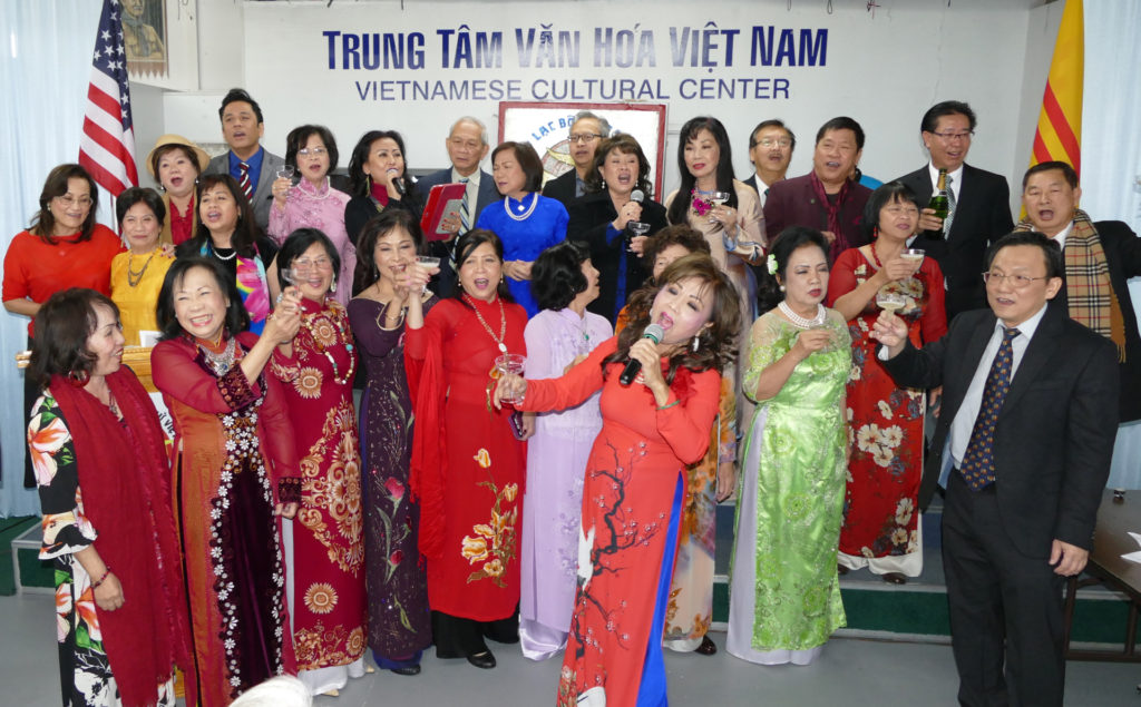 Mọi người nâng ly chào năm mới. (Hình: Văn Lan/Người Việt)