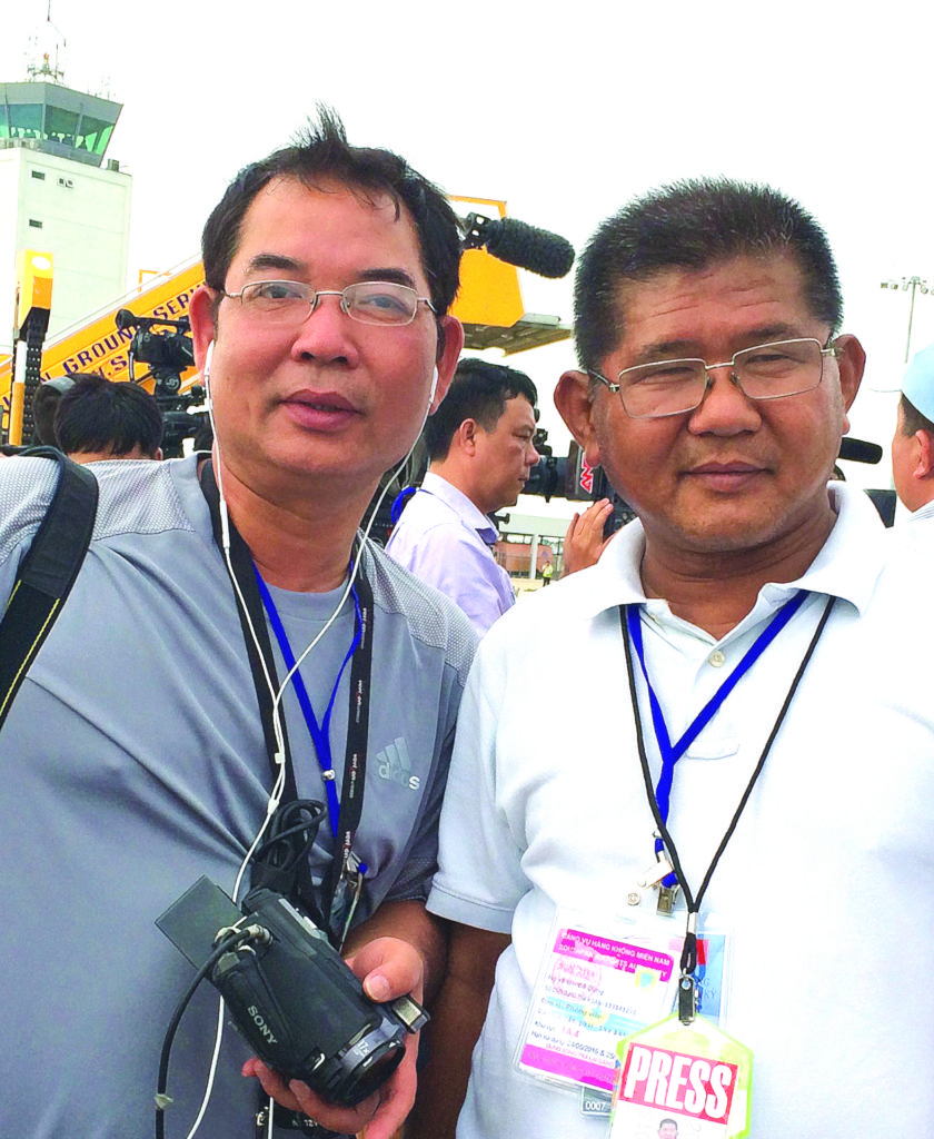 Khôi Nguyên và Ðỗ Dzũng tại phi trường Tân Sơn Nhất sau khi đón Tổng Thống Obama đặt chân đến Sài Gòn.