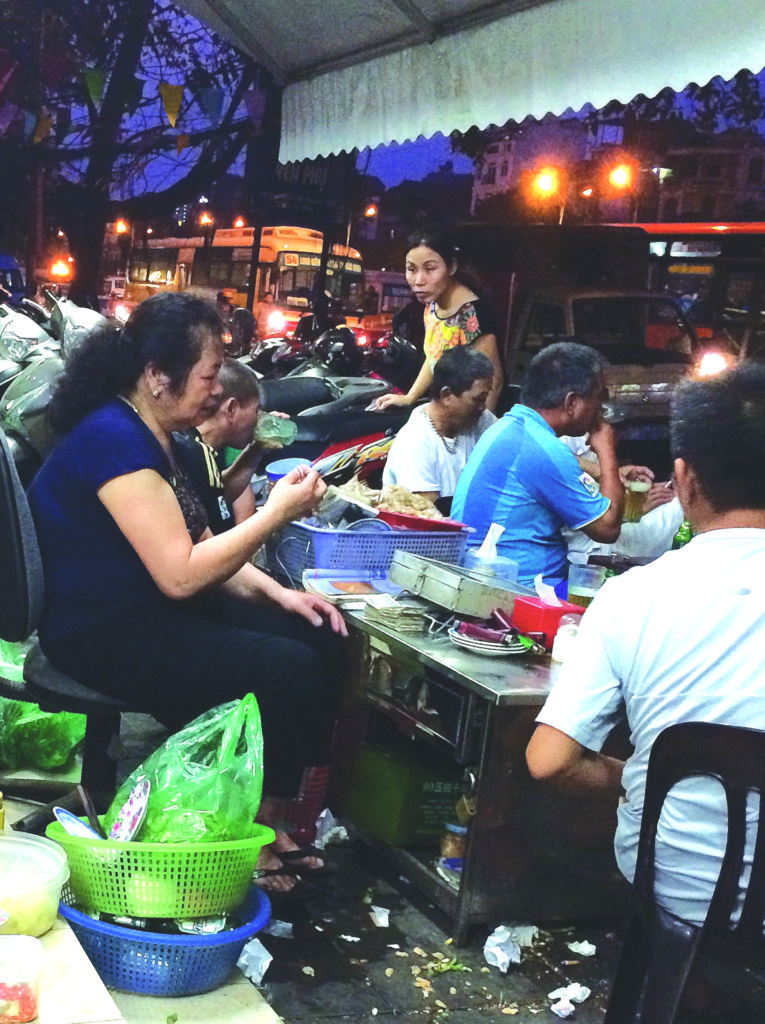 Một góc quán bia hơi ở Yên Phụ, Hà Nội. (Hình: Khôi Nguyên)