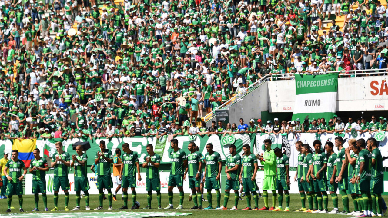 Các khán giả và các cầu thủ đội Chapecoense trước trận đấu giao hữu đầu tiên với đội vô địch Brazil, Palmeiras. (Hình: Yahoo.com/sports)