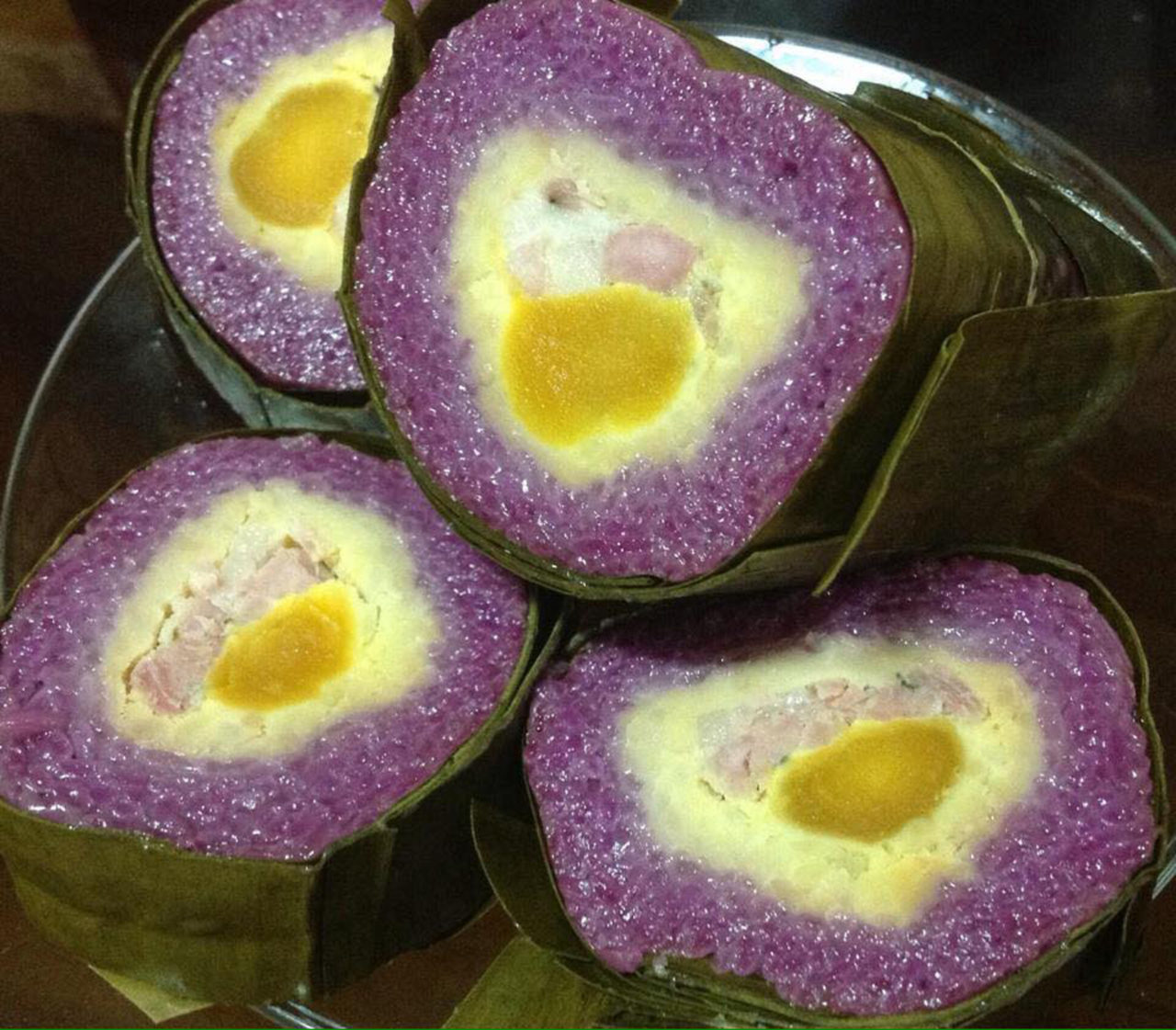 Bánh tét lá cẩm cô Hai Hà ở xã Lục Sĩ Thành, huyện Trà Ôn, tỉnh Vĩnh Long, ruột có hình hoa cúc. (Hình: Lê Ðại Anh Kiệt)