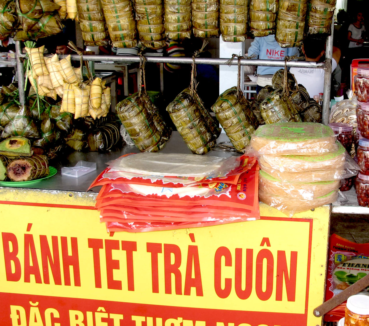 Quày bánh tét ven đường tại Trà Cuôn bán quanh năm phục vụ khách gần xa. (Hình: Lê Ðại Anh Kiệt)