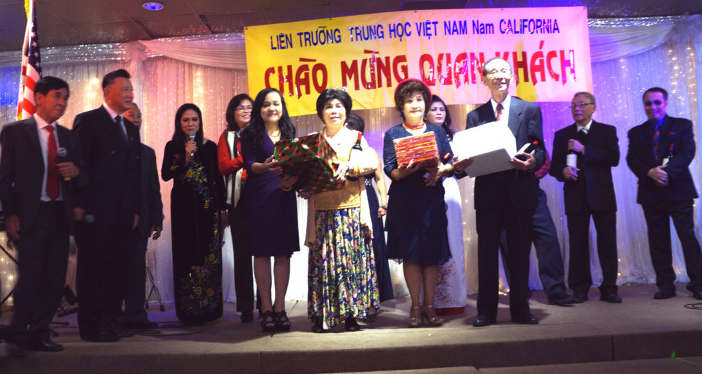 Ban tổ chức và những người trúng thưởng kể chuyện vui. (Hình: Lâm Hoài Thạch/Người Việt)