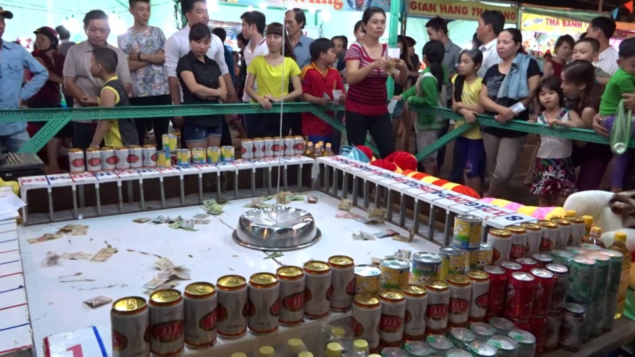 Một gian hàng giải trí thường đi kèm với trò lô tô trong dịp Tết.