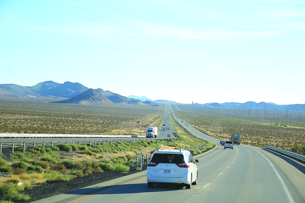 Băng qua sa mạc Nevada.