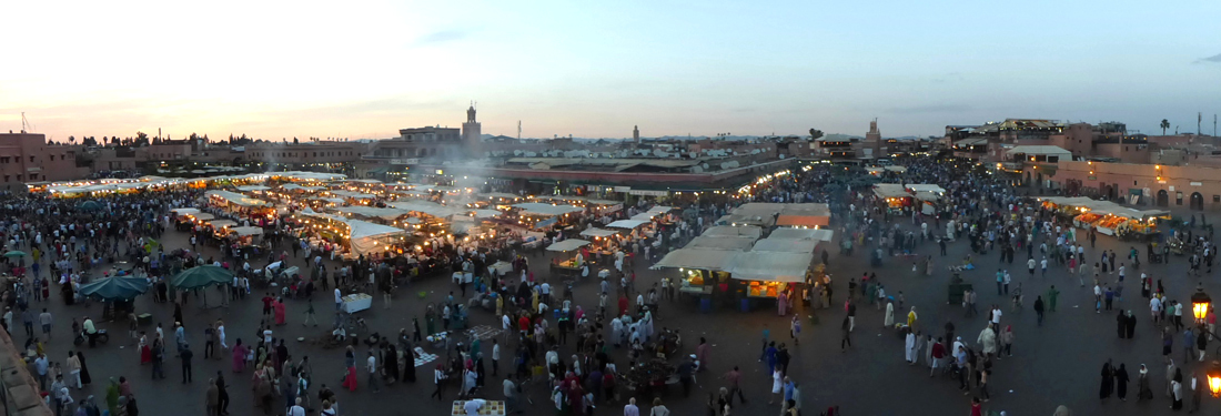 Quang cảnh khu chợ Jemaa el Fnaa về đêm. (Hình ATNT Tours & Travel)